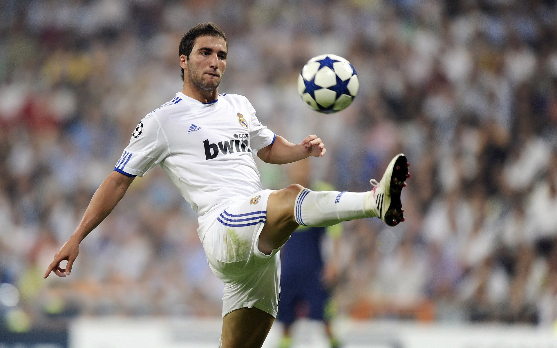 开云体育官网-惊天冷门！克瓦拉茨赫利亚闪耀梅阿查，皇马巨星黯然失色，全场最佳无争议